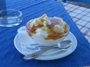 Grčki jogurt sa medom (Yiaourti Me Meli)