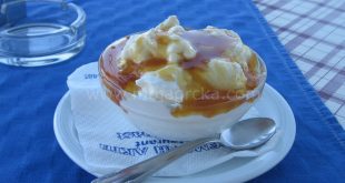 Grčki jogurt sa medom (Yiaourti Me Meli)